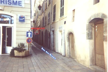 Office du Tourisme et la rue des Riaux